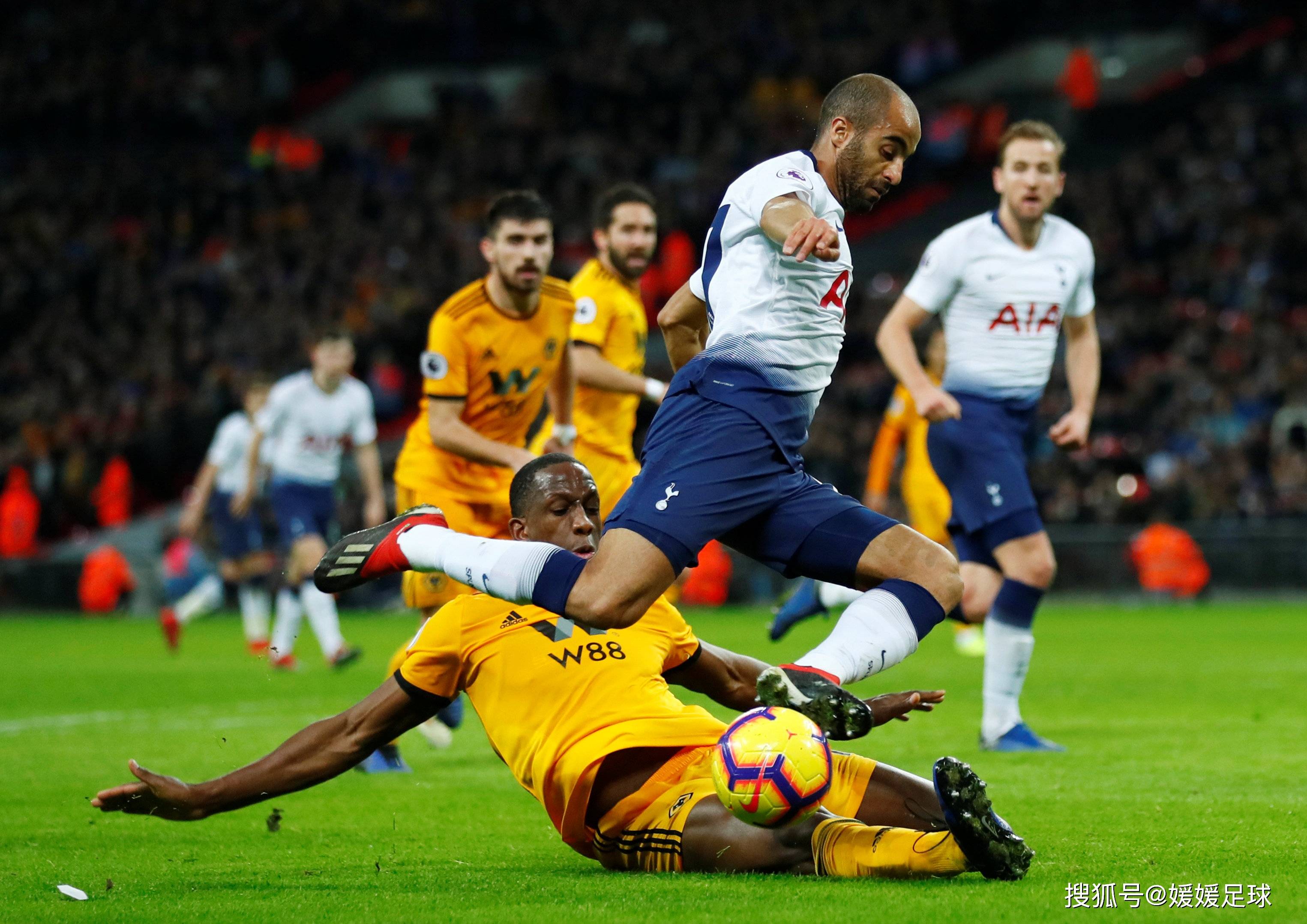 包含精彩足球比赛场面震撼人心，球迷欢呼不止的词条