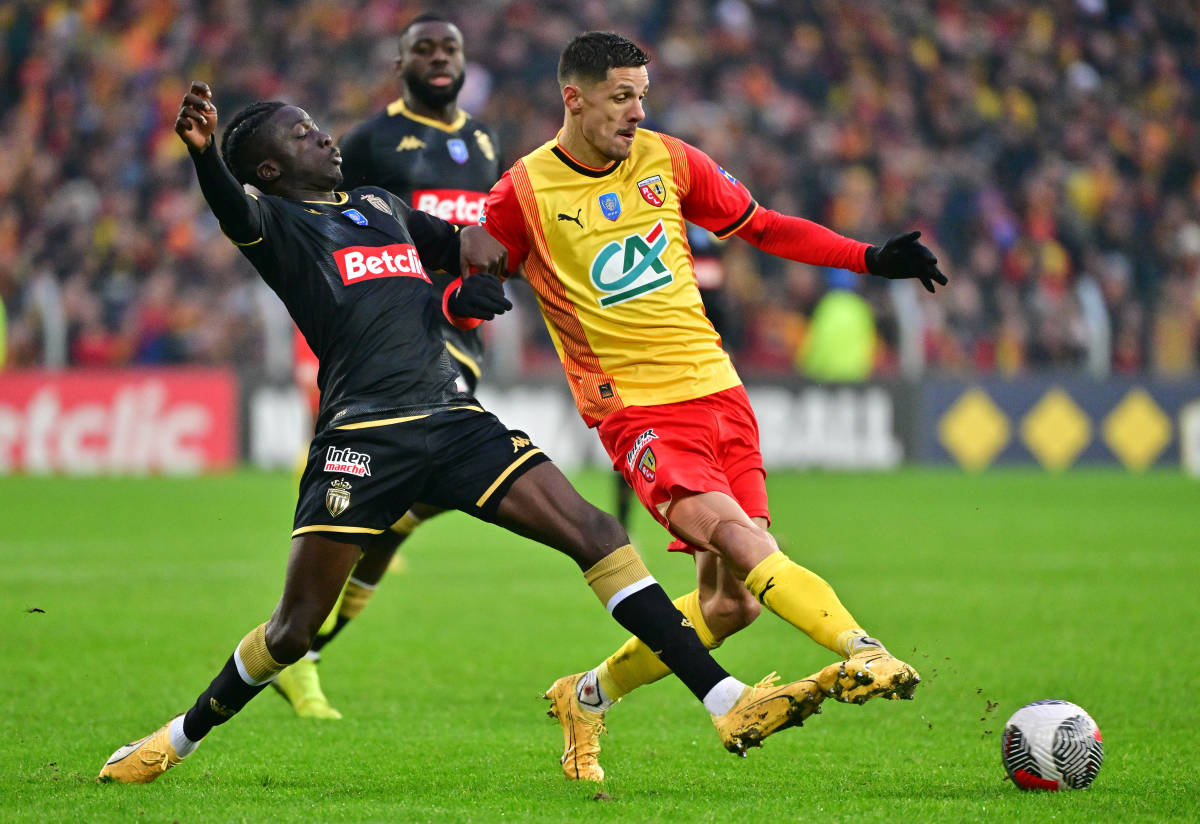 包含摩纳哥主场惨败，法甲排名下滑至第九位的词条