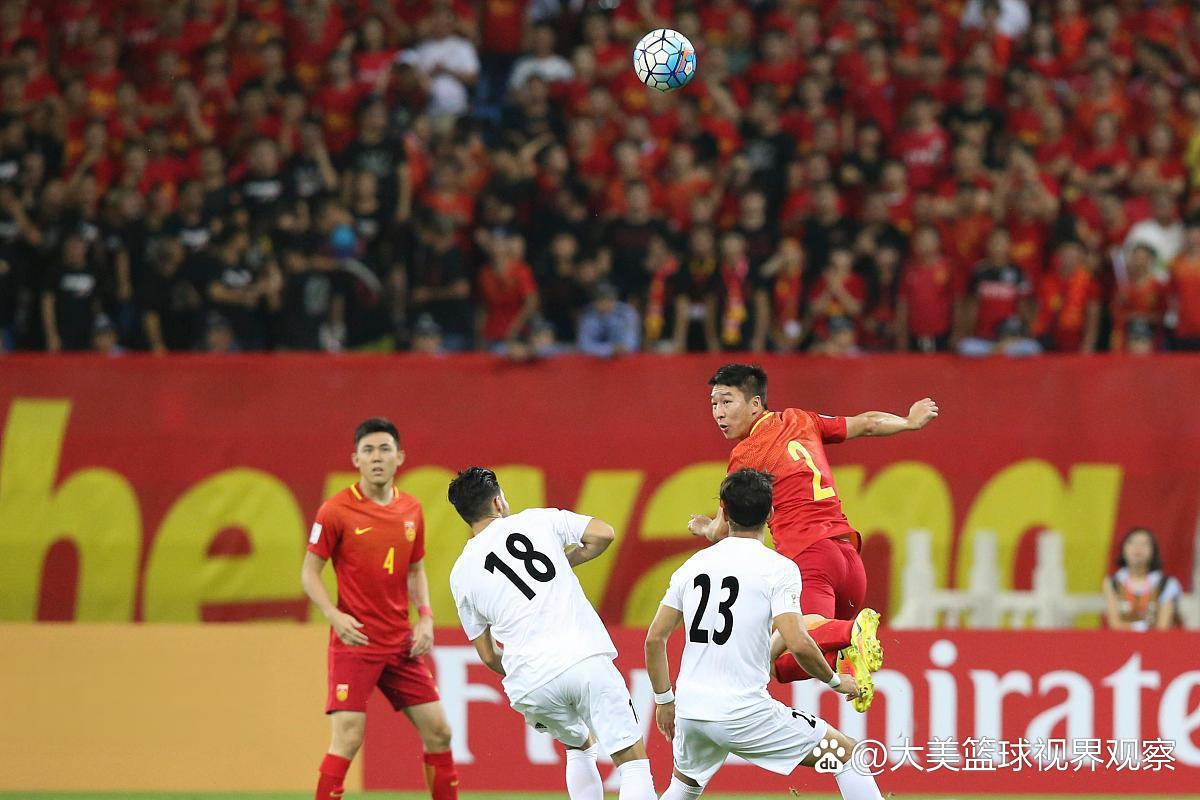 球队传接连续，连续交错进攻打击对手