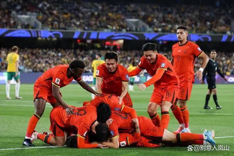 包含足球对决即将开启，球员们将全力以赴拼搏的词条