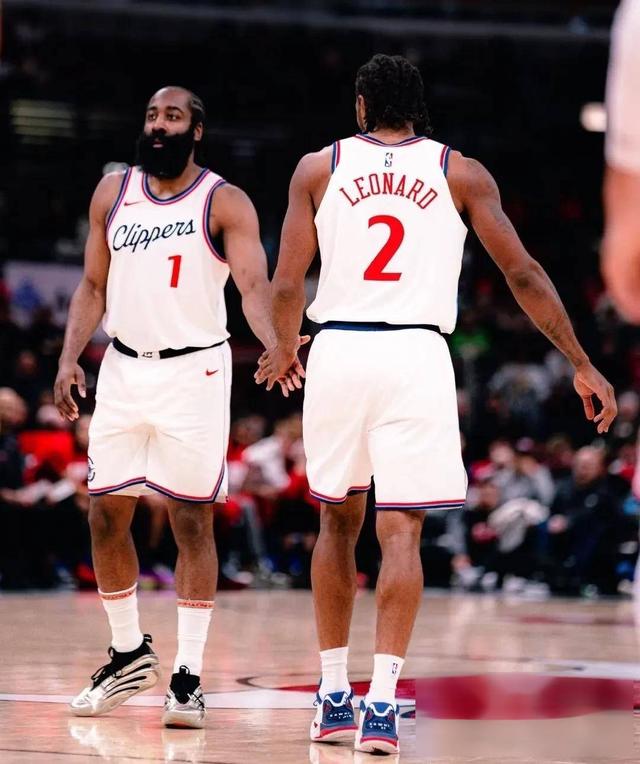 洛杉矶快船与开拓者交手，全力争胜