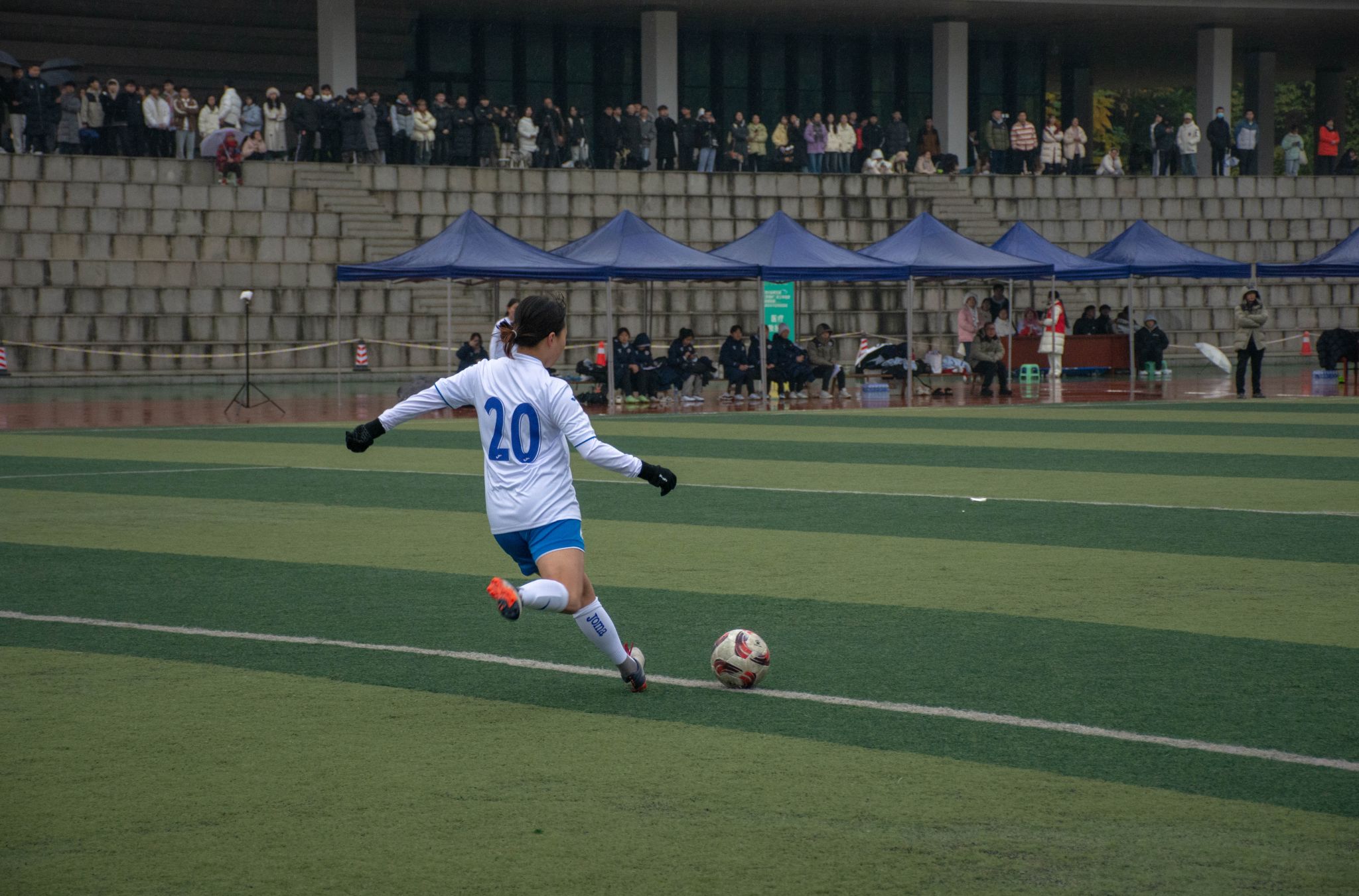 开云体育官网-包含足球赛场上，女选手们展现实力的词条