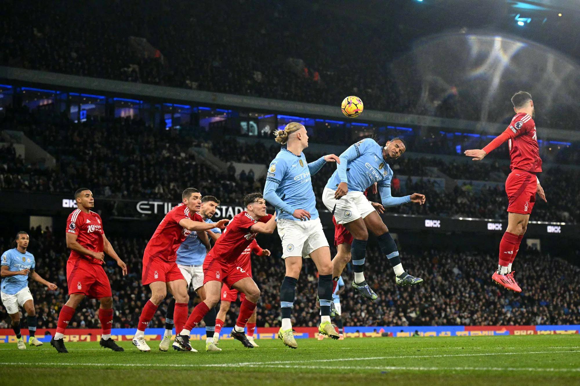 开云APP-曼城大胜，切尔西险胜，英超球队表现抢眼