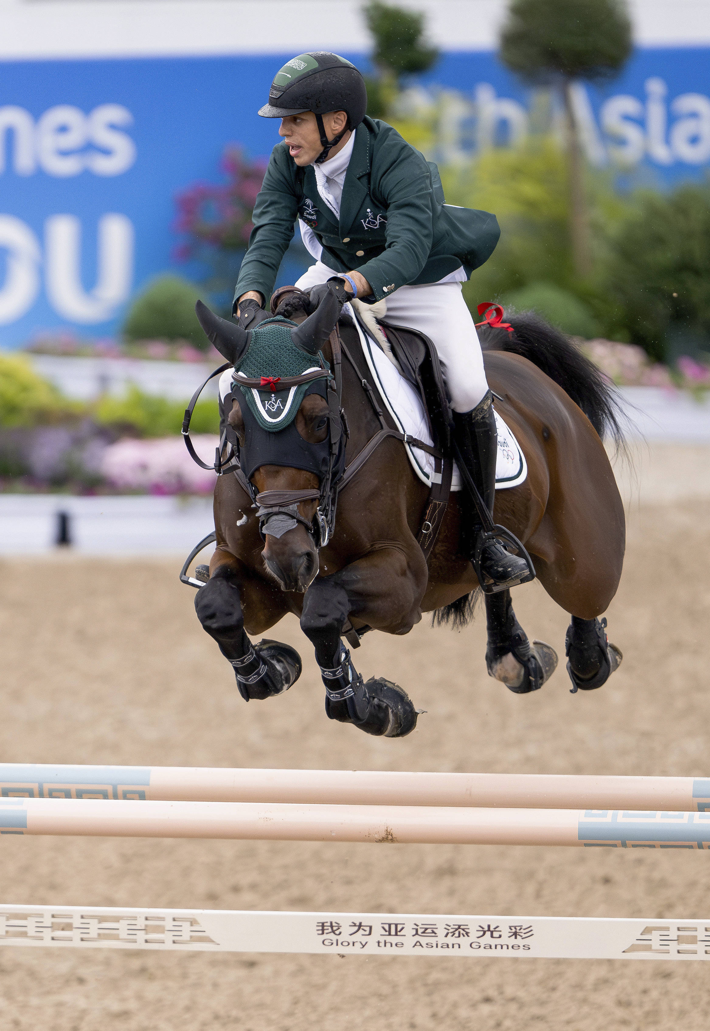 骑马比赛场面壮观，选手技法娴熟