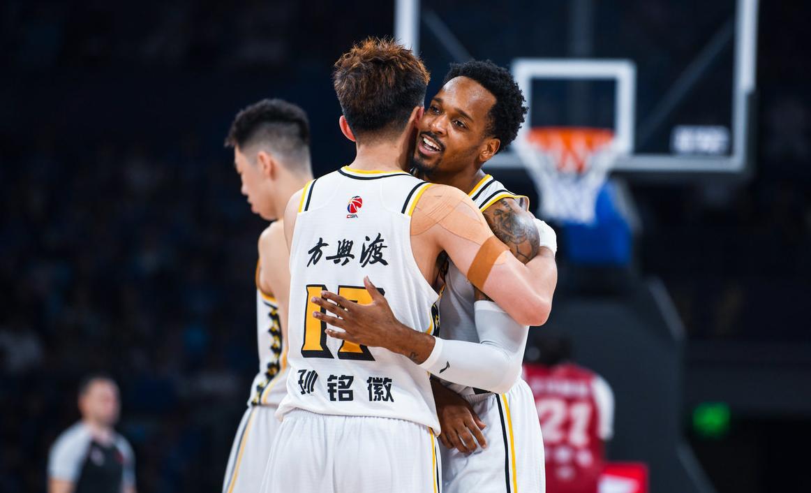 球队备战赛季决赛，冲刺总冠军