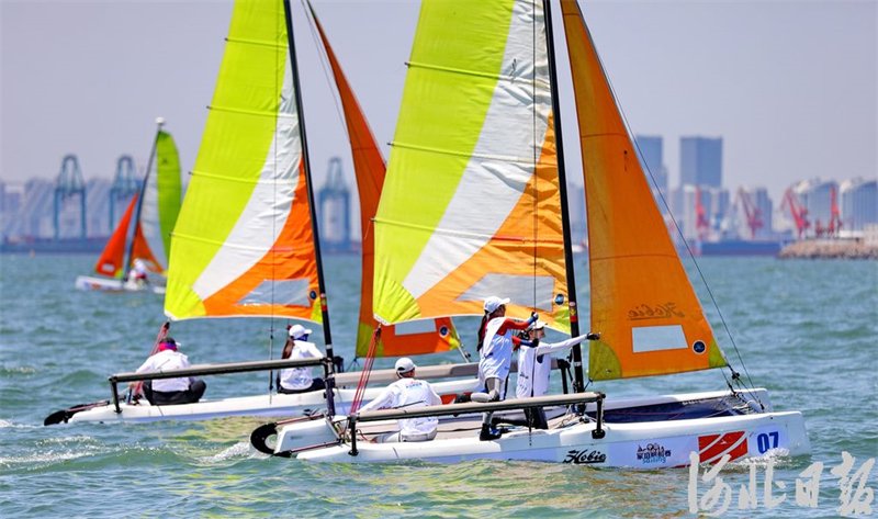 帆船比赛波澜壮阔，引人入胜