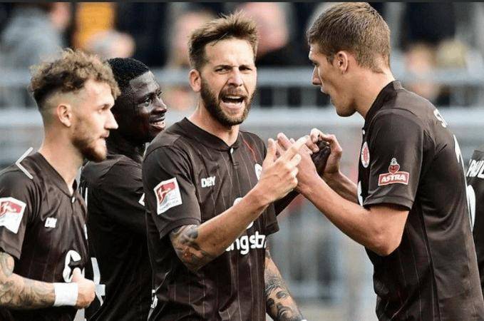 霍芬海姆主教练调整战术，带领球队逆转比赛