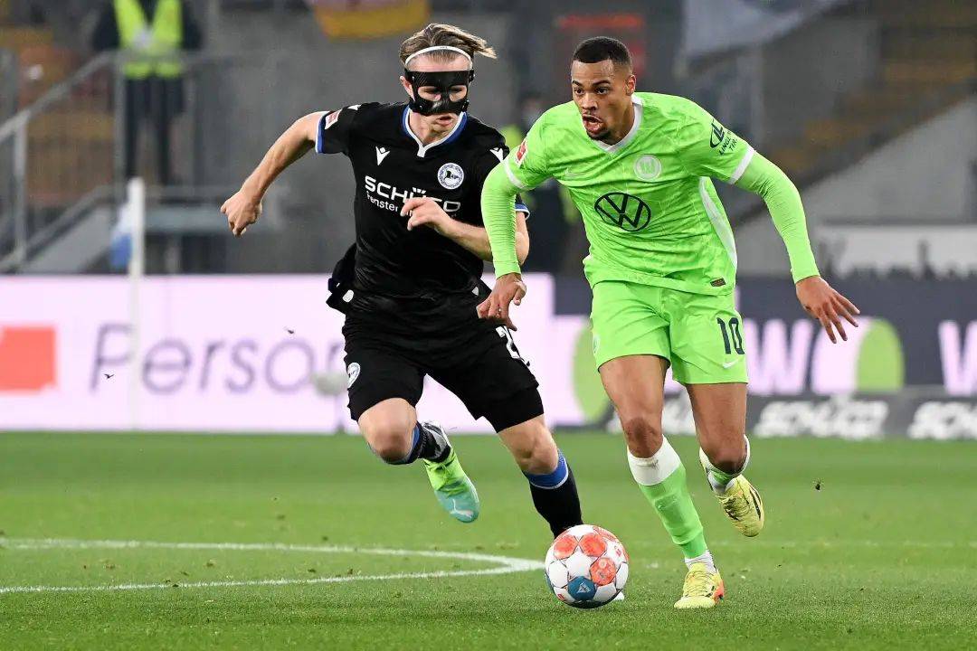 霍芬海姆主教练调整战术，带领球队逆转比赛