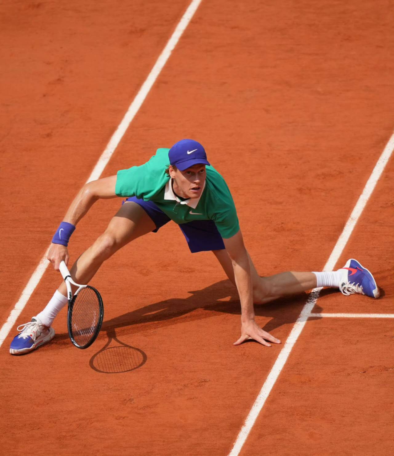 比赛中球员对抗意志坚定不退缩