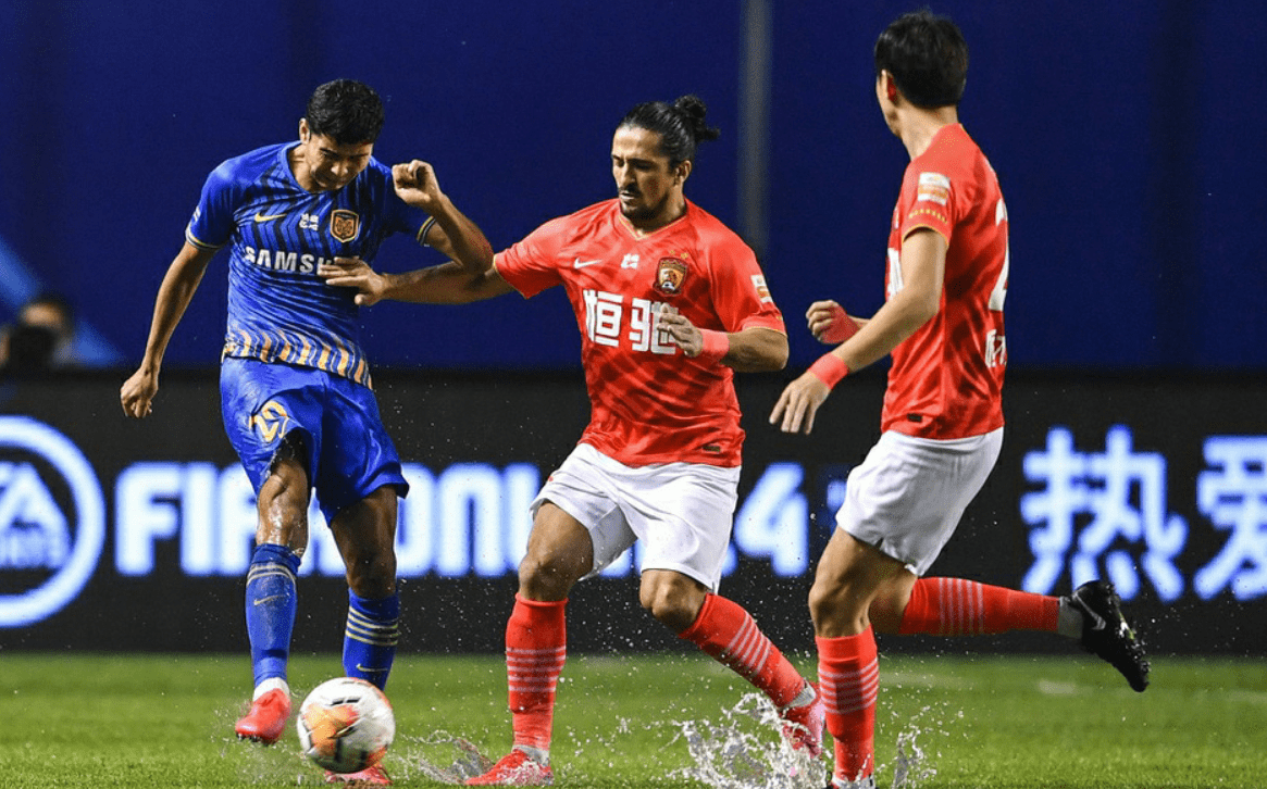 关于纷争不断：一场关键比赛的胜负悬念的信息