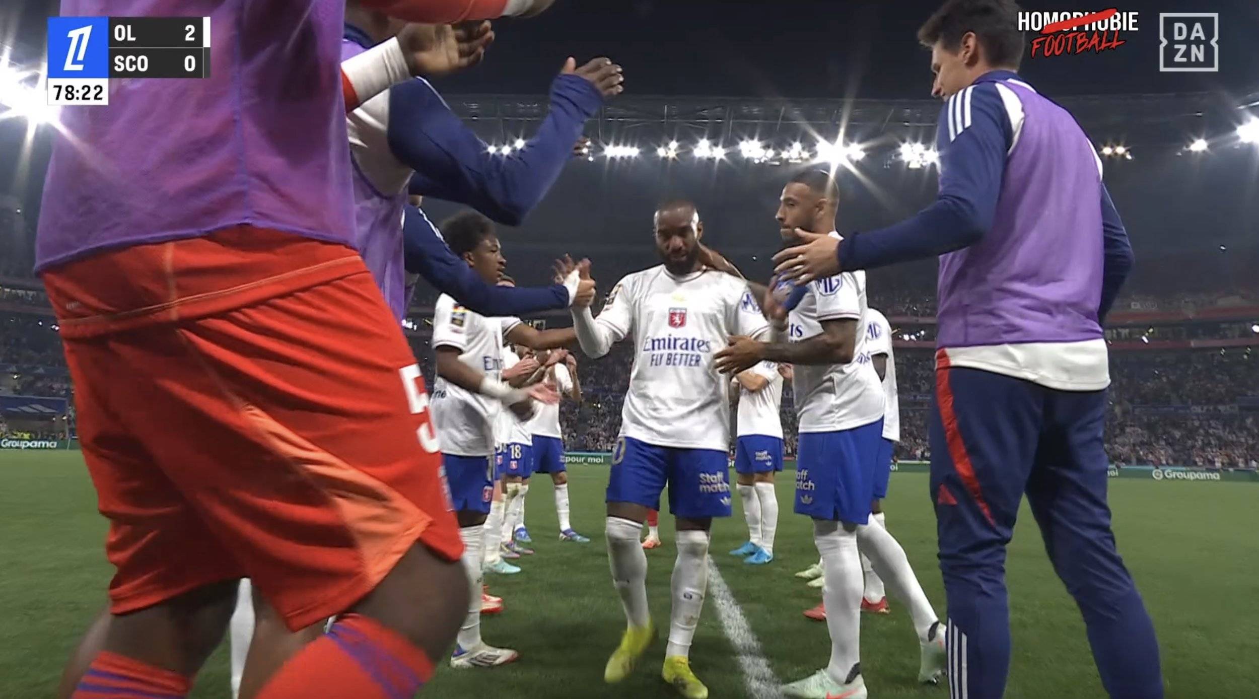 里昂前锋梅开二度，助球队轻松获胜