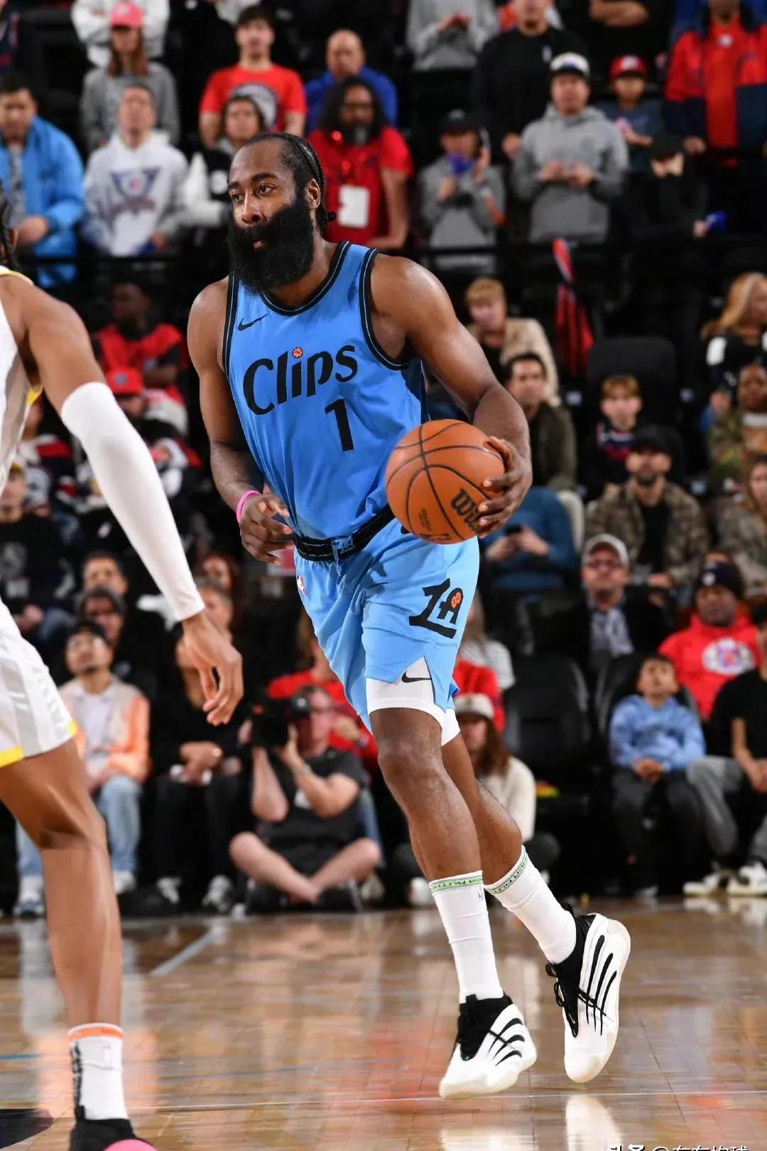 开云体育平台APP-哈登助阵领先，为球队赢得宝贵的胜利！