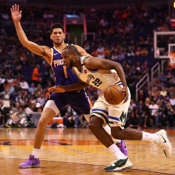 开云体育-雄鹿力克灰熊，米德尔顿轰下40+