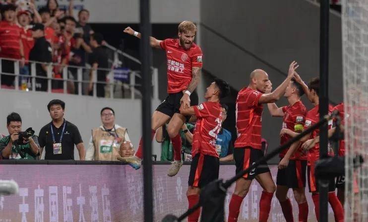 足球榜首争夺战白热化，球员个个拼尽全力