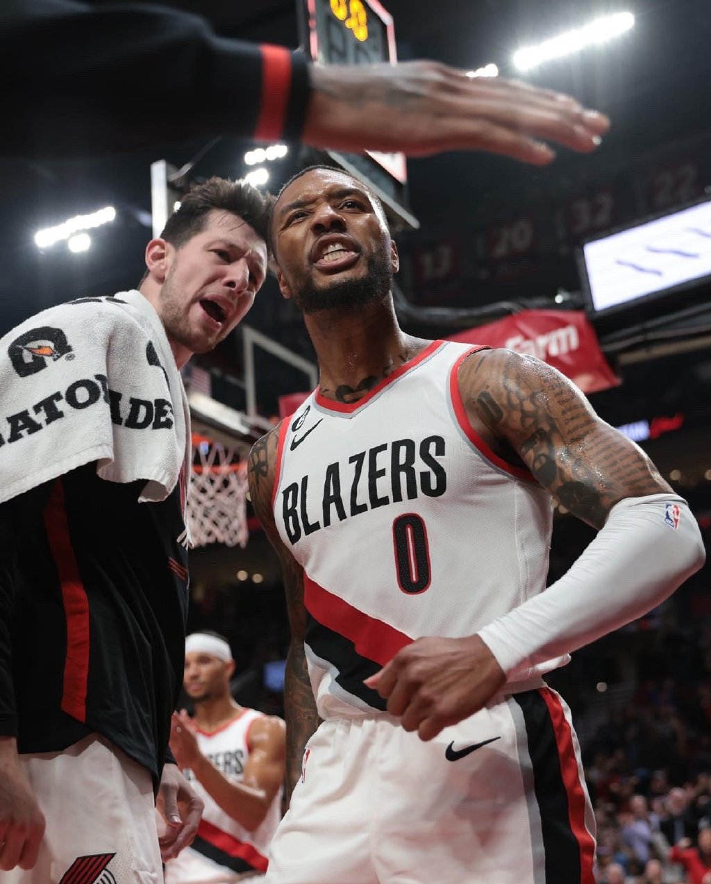 开云体育-掘金鏖战公牛，利拉德送出助攻