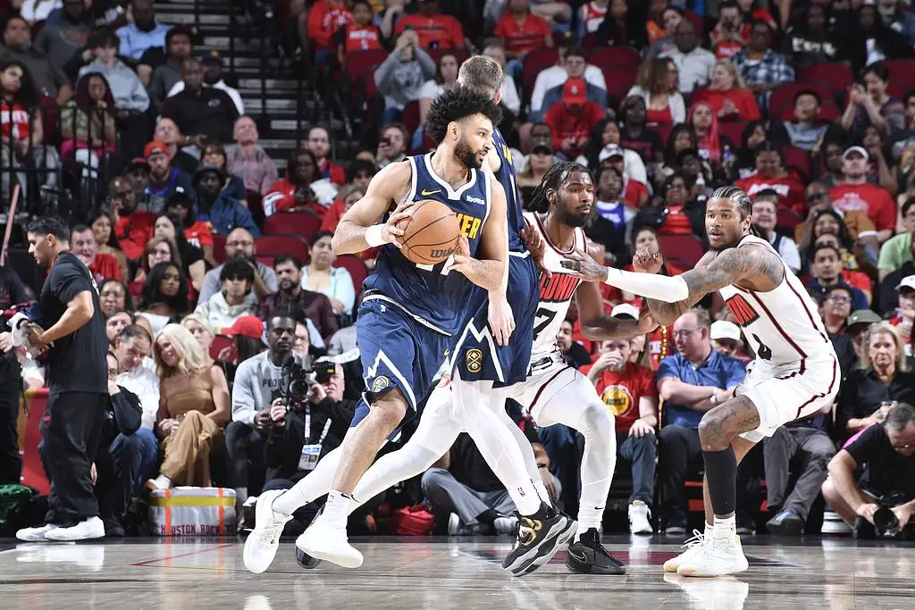 掘金鏖战公牛,利拉德送出助攻 掘金鏖战公牛,利拉德送出助攻